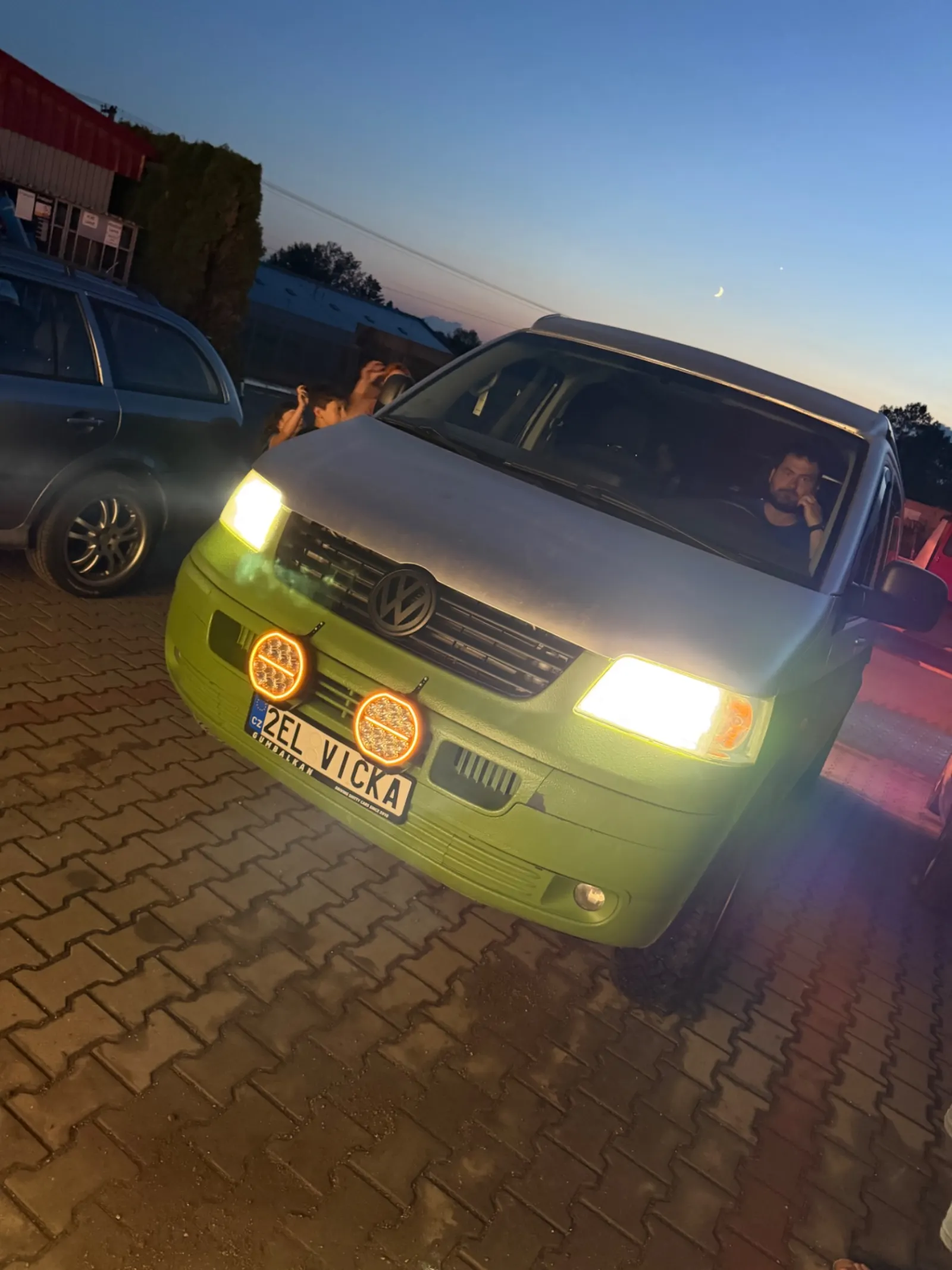 VW T5 — večerní záchrana na cestě do Albánie