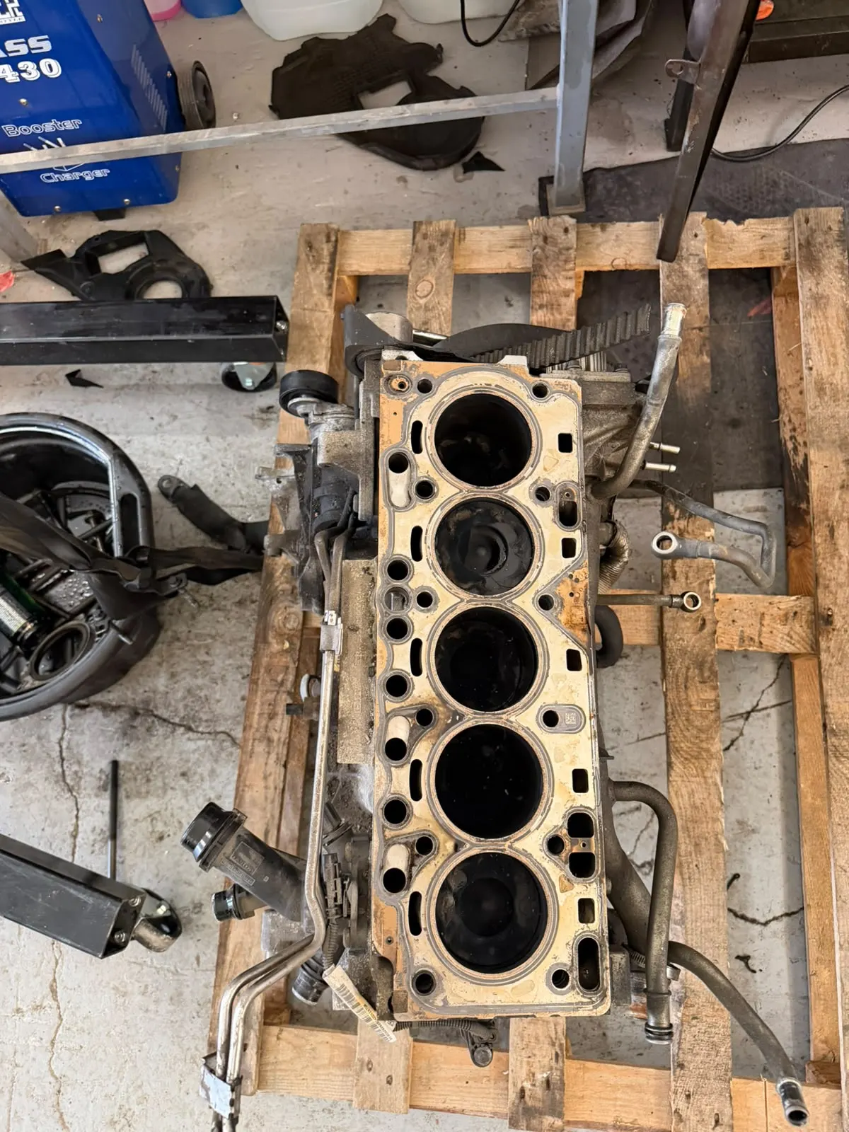 Válce a těsnicí plocha bloku motoru Volvo 2.4 D5