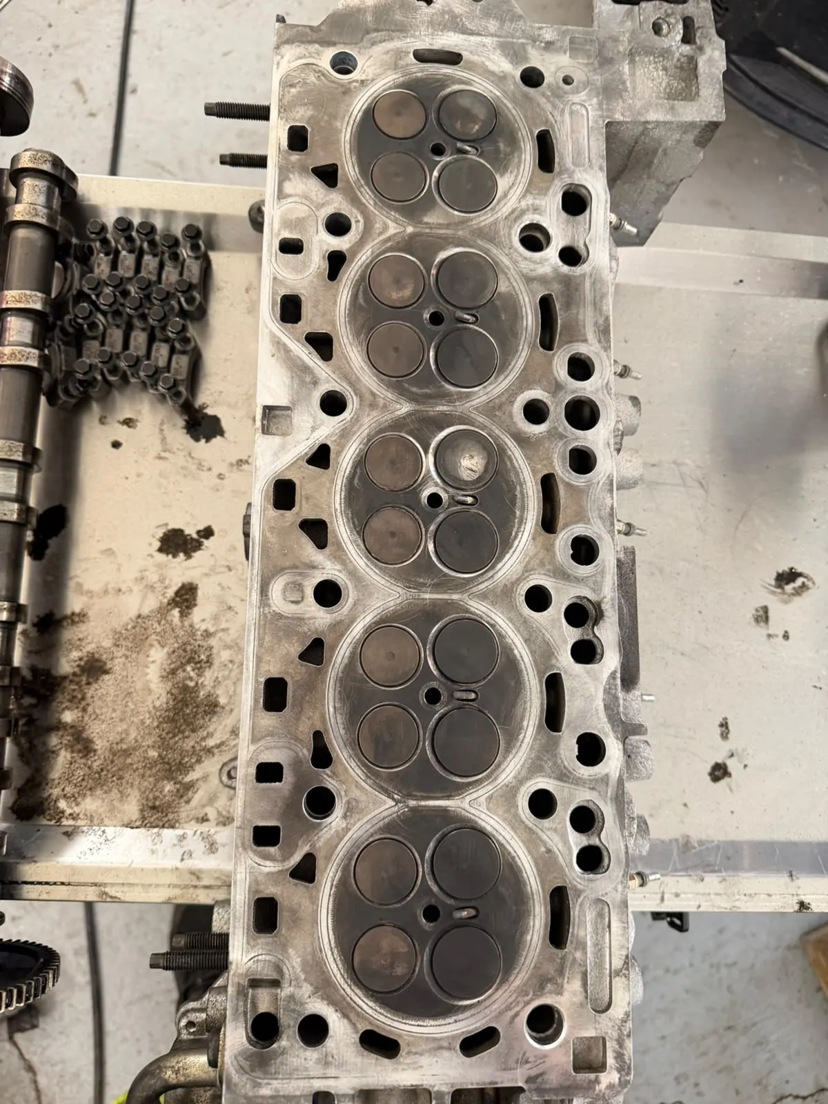 Spalovací prostor pětiválcové hlavy Volvo D5244T10