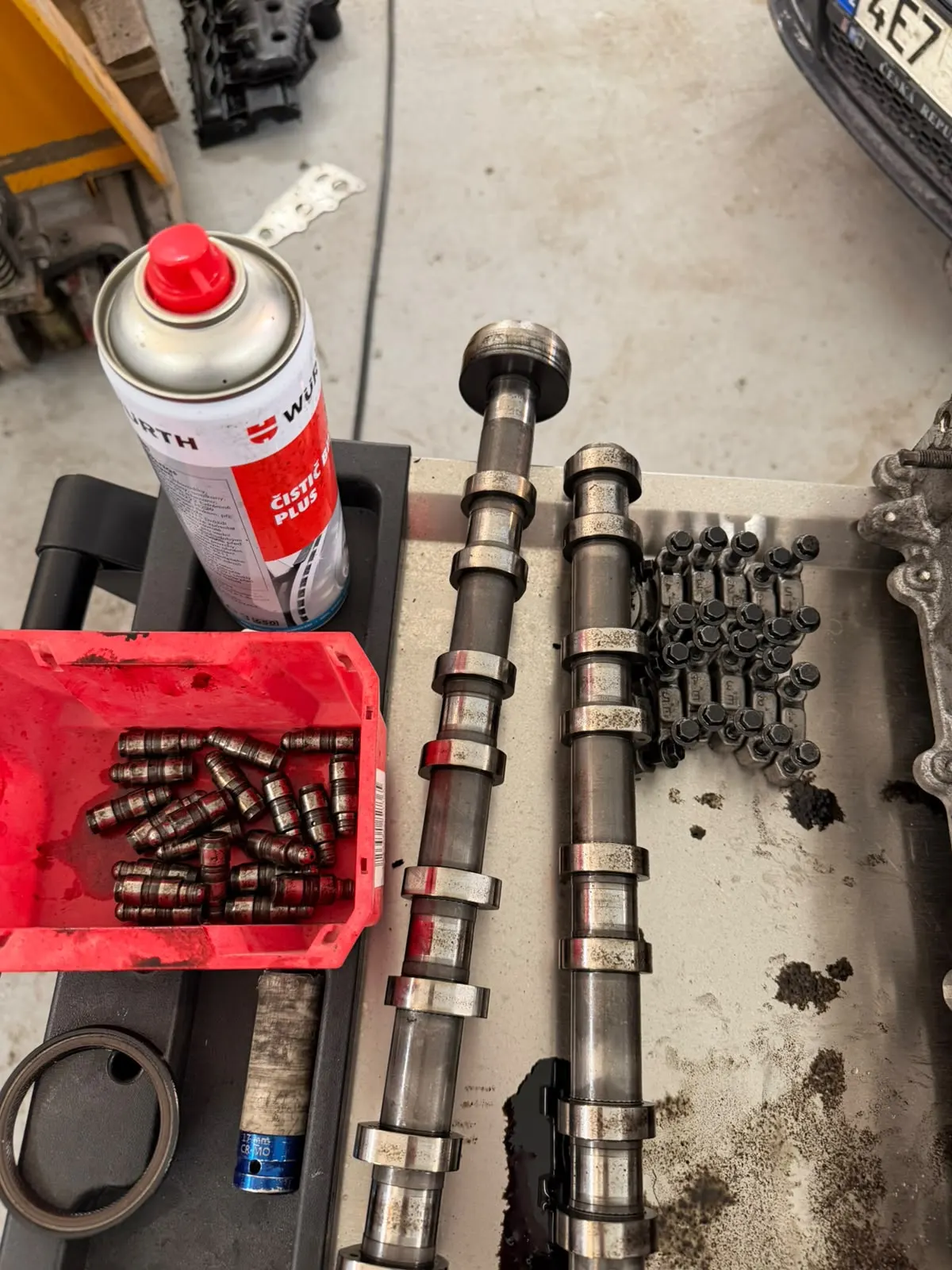 Vačkové hřídele a hydraulická zdvihátka motoru Volvo D5