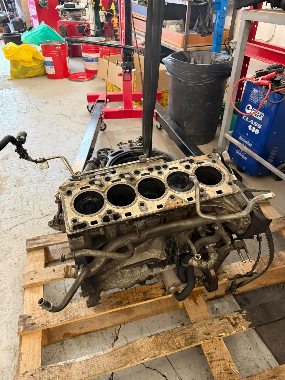 Blok pětiválcového dieselu D5244T10 na paletě